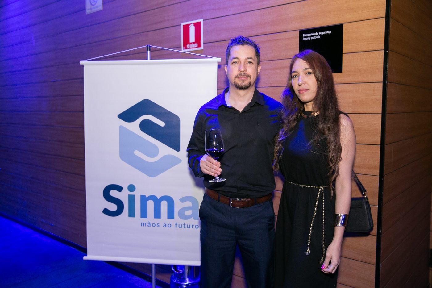 Convidados junto ao banner da Sima