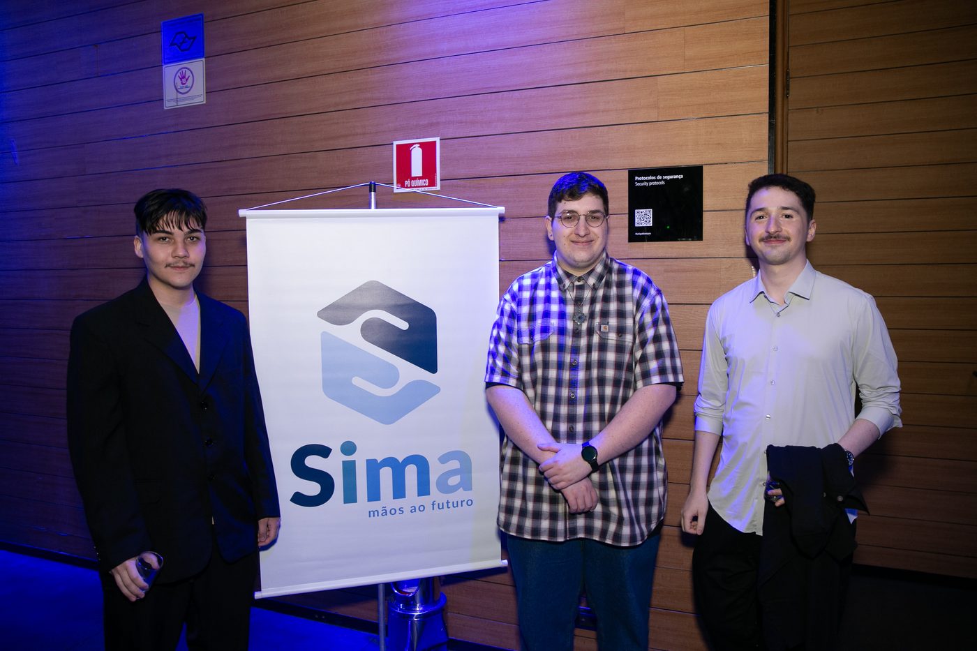 Convidados junto ao banner da Sima