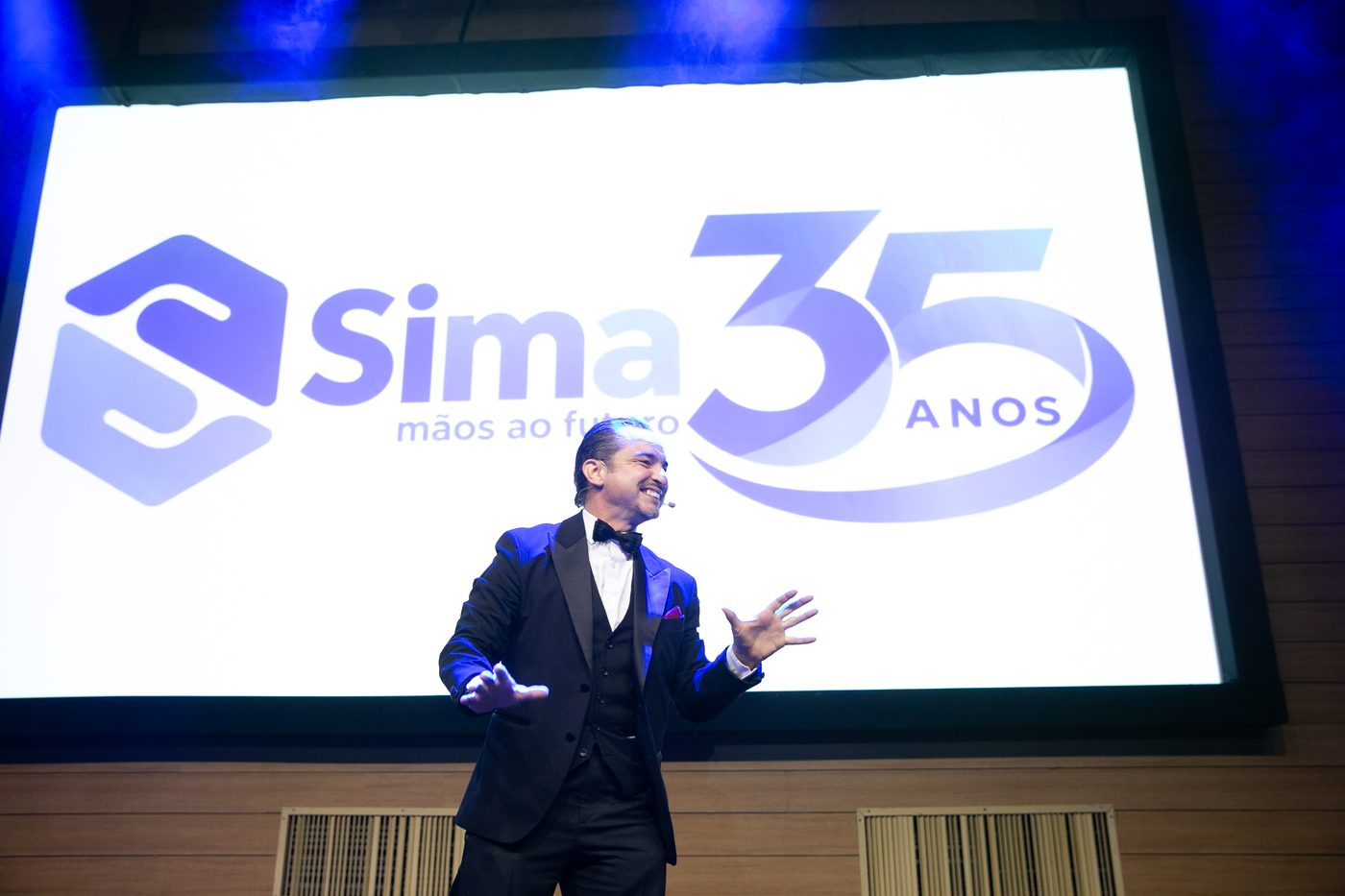 Apresentação no palco diante do telão Sima 35 anos