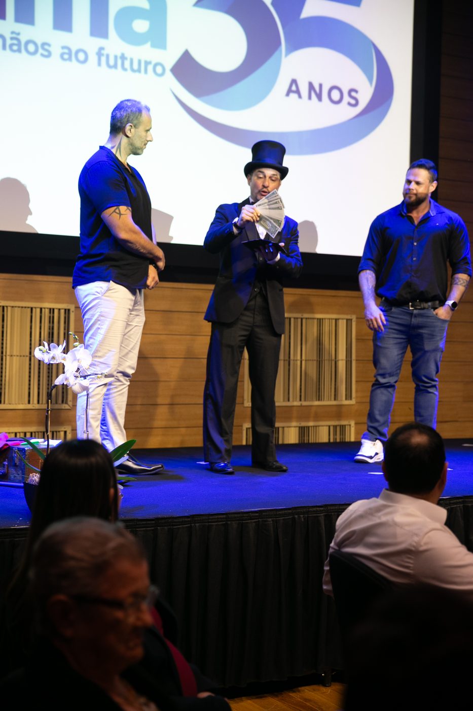 Mágico com convidados no palco