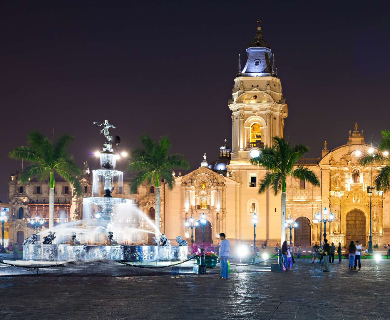 Plaza de Armas de noche, Lima